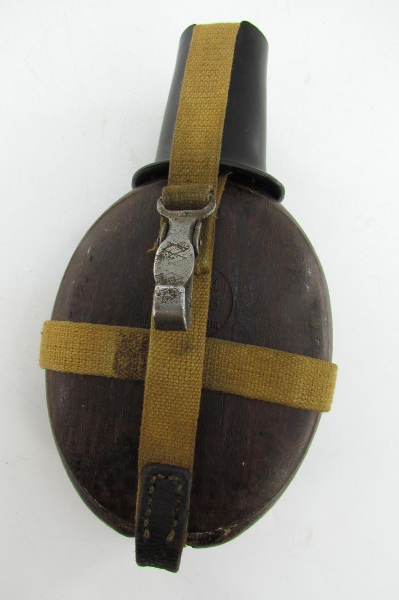 Wehrmacht 'Coconut' M31 Canteen and Cup 'H.R.E.43' — image 14