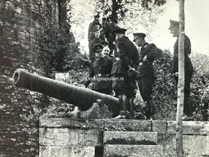Original WWII Dutch NSB photo Anton Mussert near old canon in Maastricht
