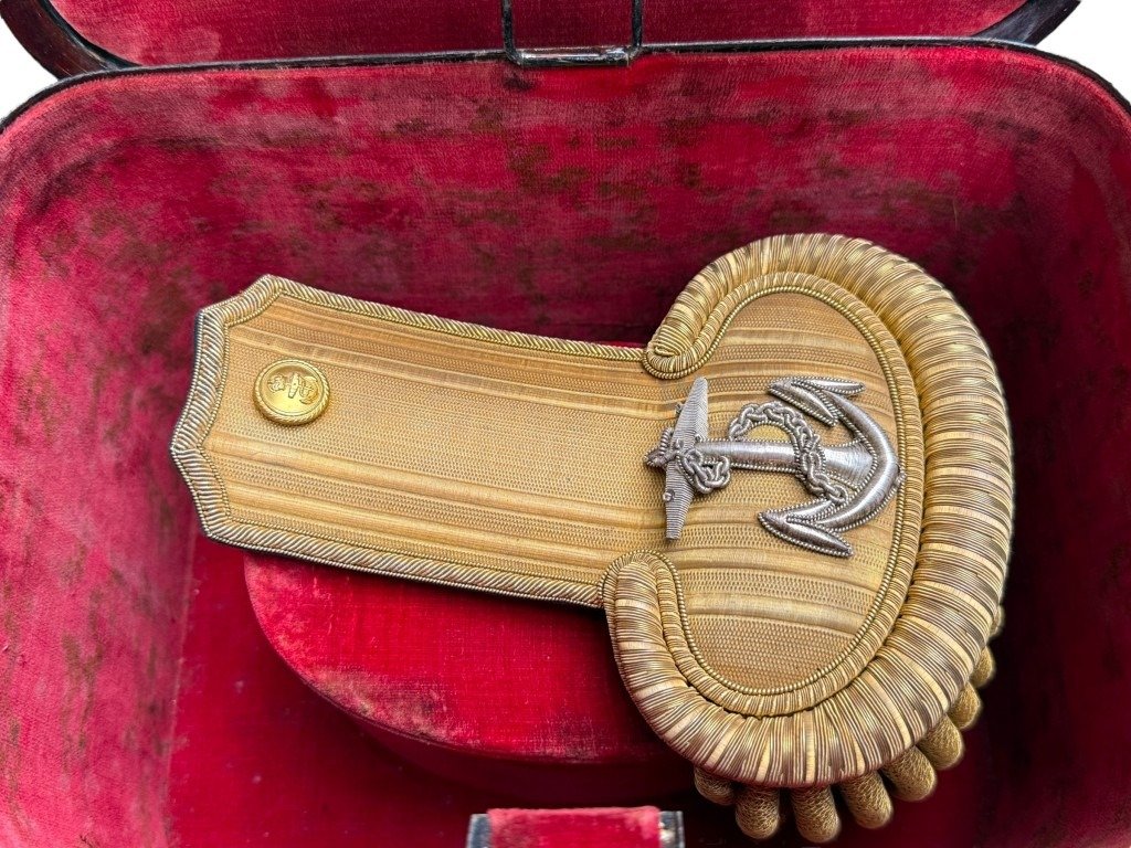 Original WWI British Royal Navy officers shoulder boards in box