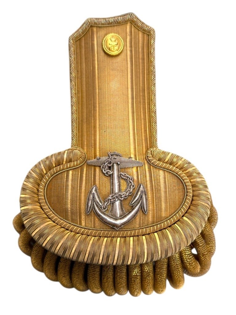 Original WWI British Royal Navy officers shoulder boards in box
