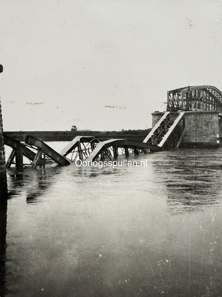 Original WWII Dutch photo of the destroyed railway bridge in Sliedrecht