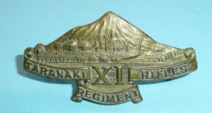WW1 / WW2 New Zealand - 11th (Taranaki Rifles) Regiment Brass Cap / Collar Badge