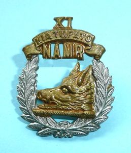 WW1 New Zealand - 11th (North Auckland) Mounted Rifles Bi Metal Cap / Left Facing Collar Badge