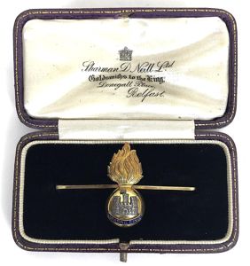 Royal Inniskilling Fusiliers 15ct gold Irish regimental brooch & Sharman D.Neill case