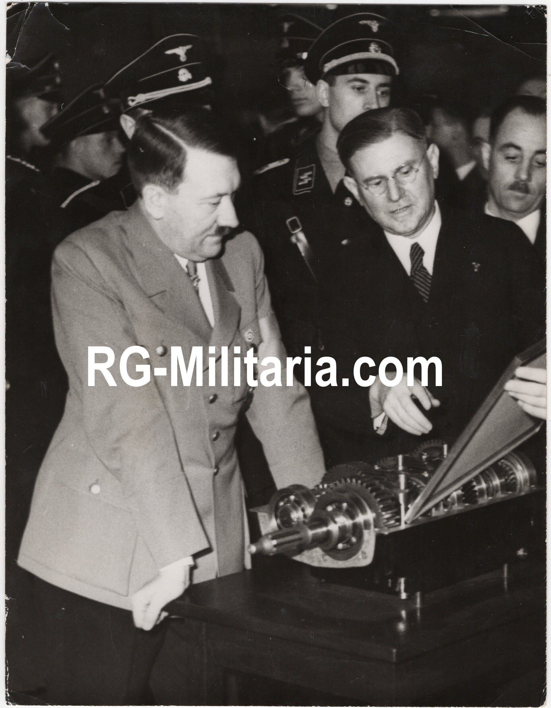 Original WW2 US Press Photo - Adolf Hitler inspects the Auto Show, Berlin (1937) — image 3