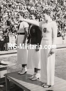 Original WW2 German Press Photo - Olympics, Olympic Games, swimming podium, Dutch Rie Mastenbroek & German Gisela Arendt, Berlin (1936)
