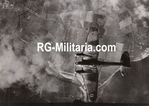 Original WW2 German Press Photo - Luftwaffe Heinkel He 111 airplane above England (1940)