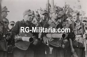 Original WW2 German Press Photo - German soldiers with Panzerschrek bazookas, Eastern Front (1944)
