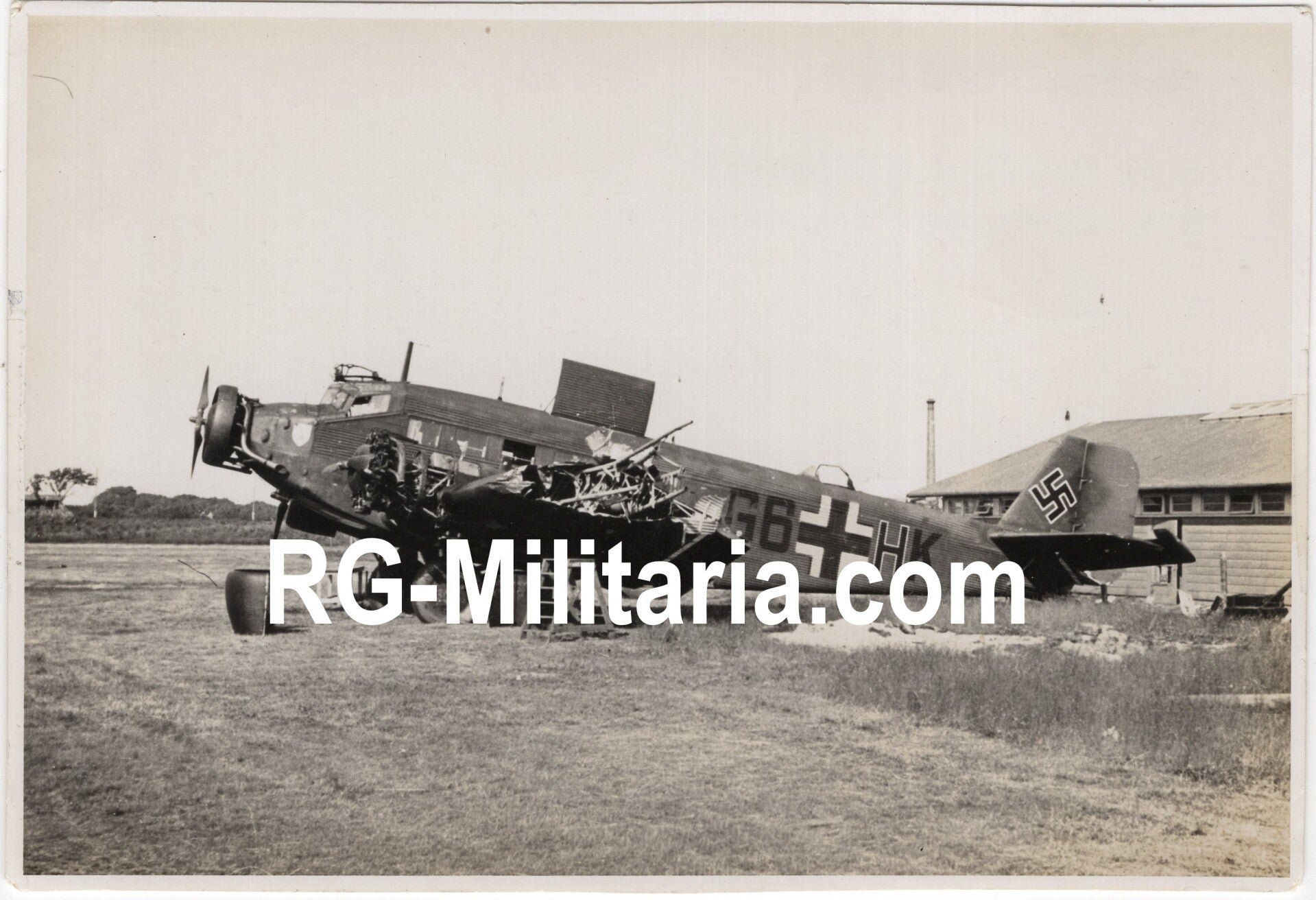 Original WW2 German Photo - Crashed Junkers JU 52 airplane with decal, airfield Ockenburg, The Hague (1940) — image 3