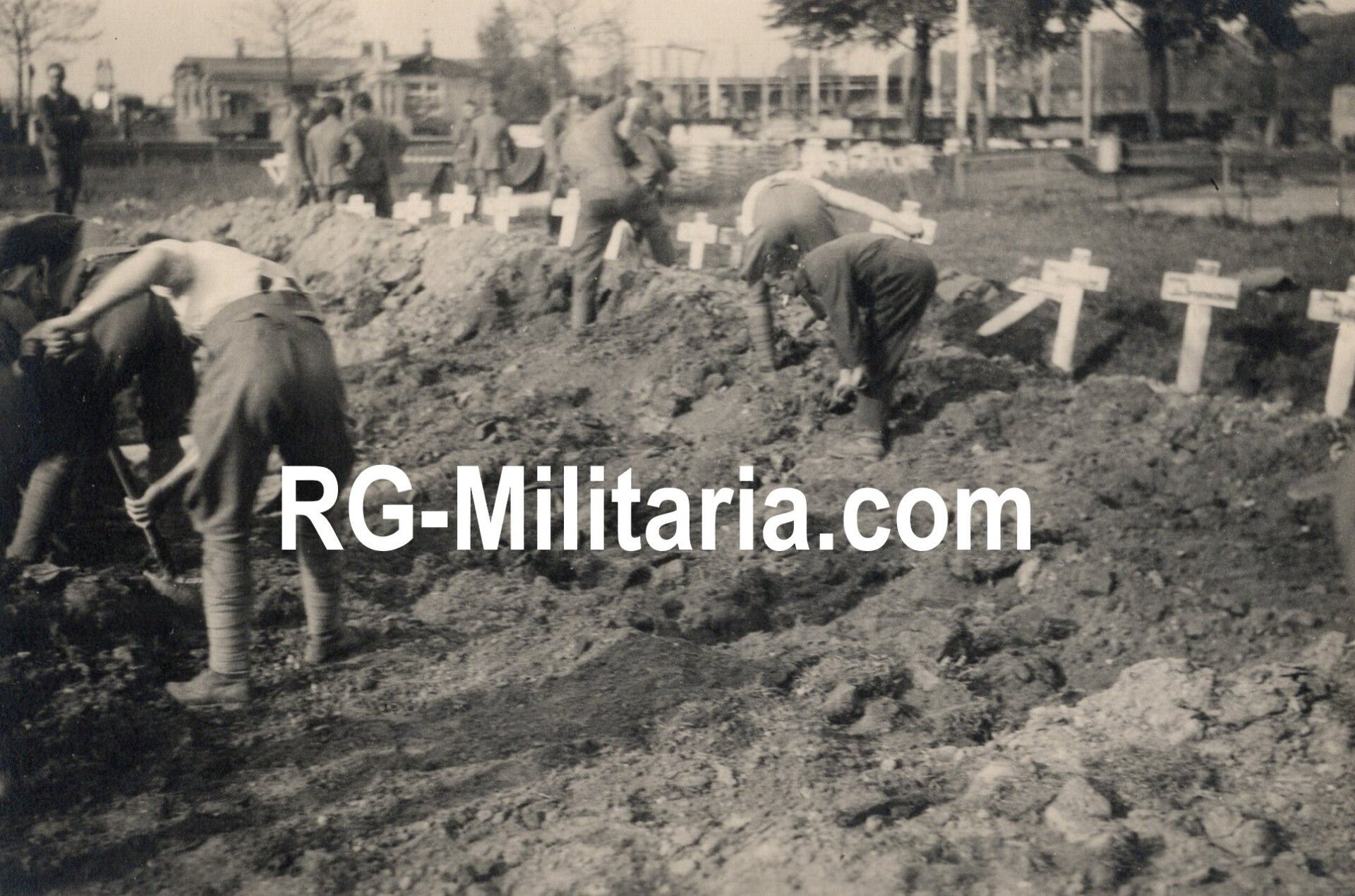 Original WW2 German Photo - Dutch soldiers burying KIA soldiers at the Rotterdam airfield Waalhaven, Holland (1940)