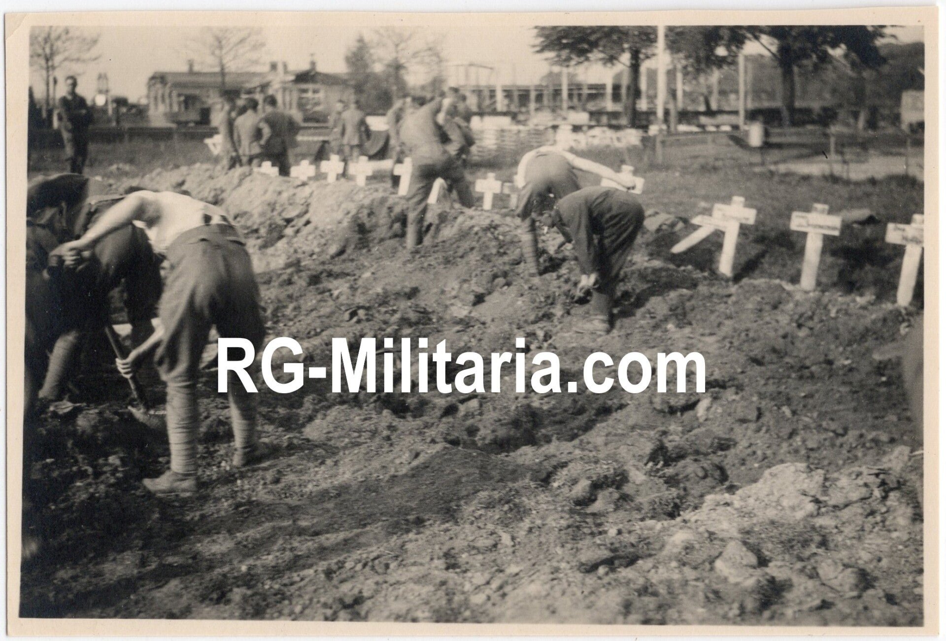 Original WW2 German Photo - Dutch soldiers burying KIA soldiers at the Rotterdam airfield Waalhaven, Holland (1940) — image 3