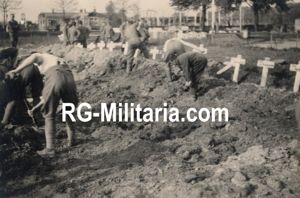 Original WW2 German Photo - Dutch soldiers burying KIA soldiers at the Rotterdam airfield Waalhaven, Holland (1940)