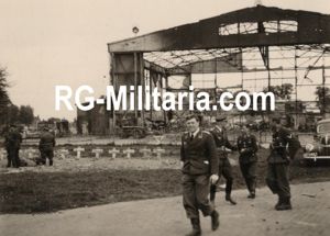 Original WW2 German Photo - German soldiers with Dutch field graves at the Rotterdam airfield Waalhaven, Holland (1940)