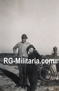 Original WW2 German Photo - Luftwaffe mechanics with Dutch helmets at Schiphol, Amsterdam, Holland (1940)