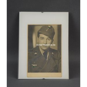 Panzersoldat Sturmgeschütz der Wehrmacht Portrait Foto mit Einheitsfeldmütze