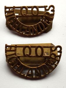 Matching Pair Queens Own Highlanders Brass Titles