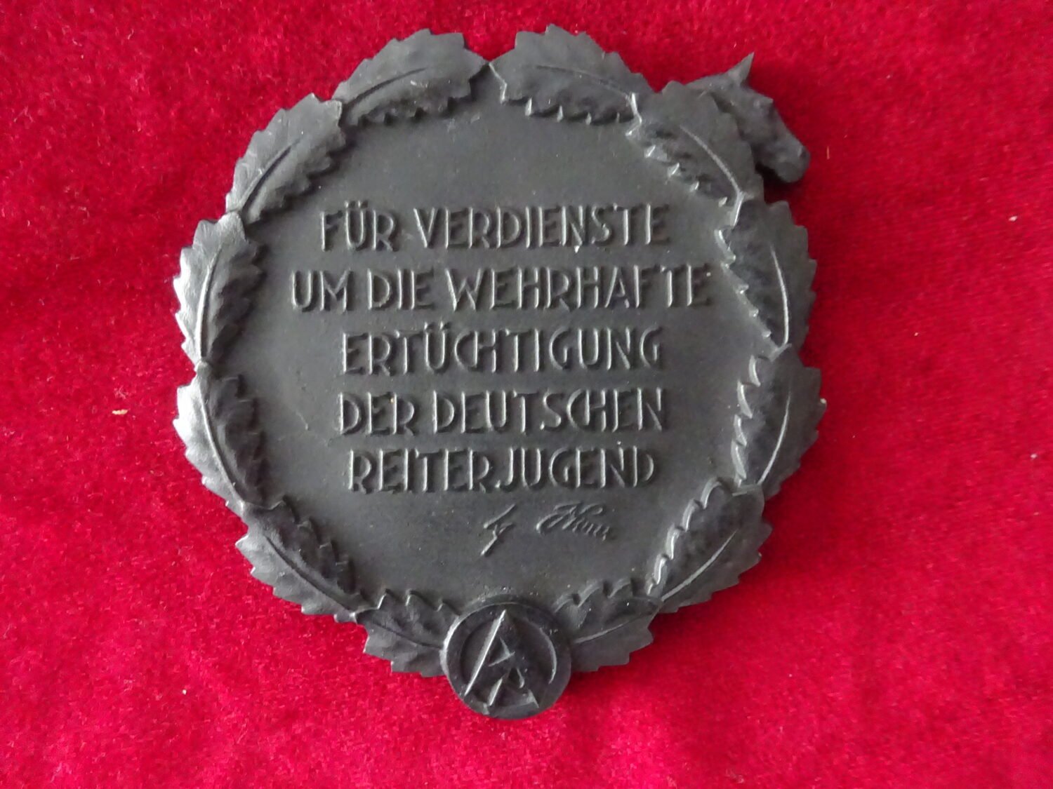 Médaille de table «Für Verdienste um die Wehrhafte Ertüchtigung der Deutschen Reiterjugend» — image 3