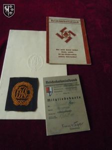 Lot 3 livrets et un insigne tissus