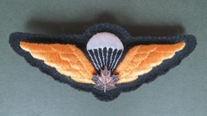 Canada Army 1969-1985 Pattern 'Active'' Parachute Wings with Metal Maple Leaf