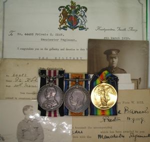 WW1 MILITARY MEDAL & PAIR WITH DIVISIONAL GALLANTRY CARD FOR ITALY & ORIGINAL PHOTOS & DOCUMENTS, 20th MANCHESTER REGT, FROM DARWEN LANCS