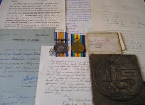 WW1 PAIR & PLAQUE WITH ORIGINAL DOCUMENTS, 8th BORDER REGIMENT, D.O.W F&F 1-5-1918, FROM WINDERMERE