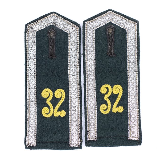 TGA5 Matched pair of pre war Feldbluse shoulder straps for a Heer Unteroffizier in Nachrichten-Abteilung 32