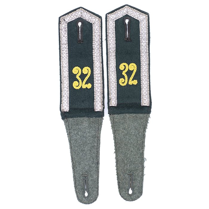 TGA5 Matched pair of pre war Feldbluse shoulder straps for a Heer Unteroffizier in Nachrichten-Abteilung 32 — image 3