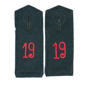 TGA11 Matched pair of pre war Feldbluse shoulder straps for a Heer EM in Artillerie-Regiment 19