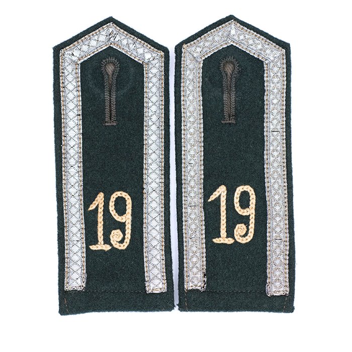 TGA1 Matched pair of pre war Feldbluse shoulder straps for a Heer Unteroffizier in Infanterie-Regiment 19