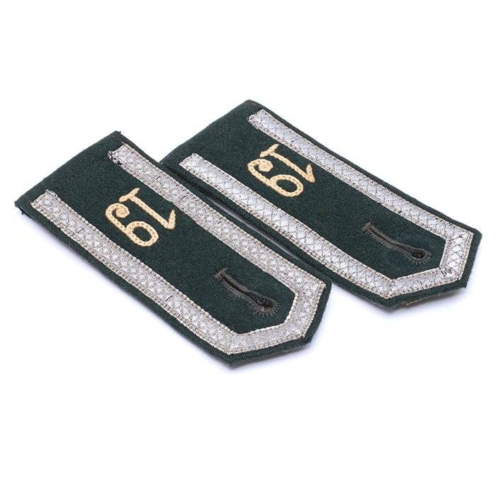TGA1 Matched pair of pre war Feldbluse shoulder straps for a Heer Unteroffizier in Infanterie-Regiment 19 — image 2