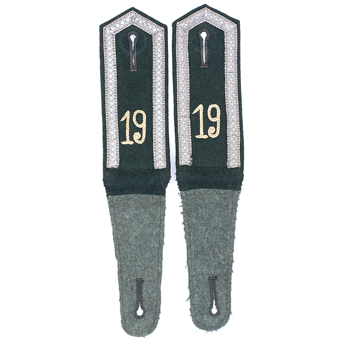 TGA1 Matched pair of pre war Feldbluse shoulder straps for a Heer Unteroffizier in Infanterie-Regiment 19 — image 3