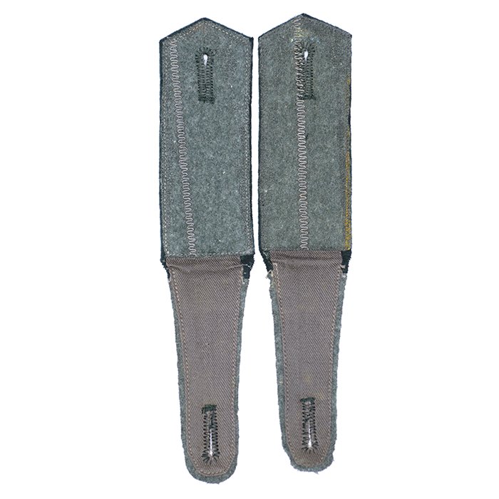 TGA12 Matched pair of pre war Feldbluse shoulder straps for a Heer EM in Infanterie-Regiment 17 — image 5