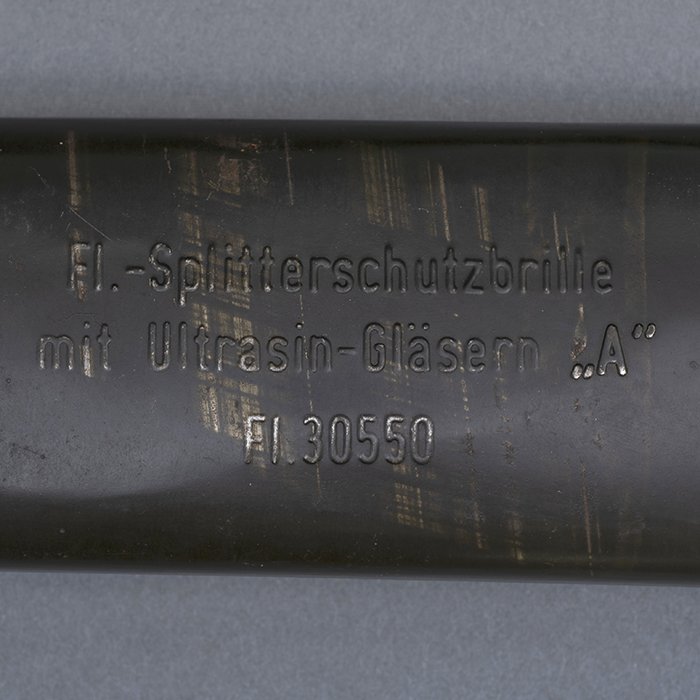 HUP58 Nitsche & Günther Splitterschutzbrille, third type with storage tin — image 11