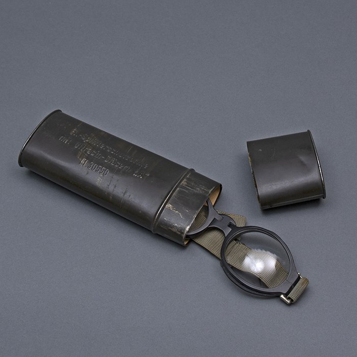 HUP58 Nitsche & Günther Splitterschutzbrille, third type with storage tin — image 3