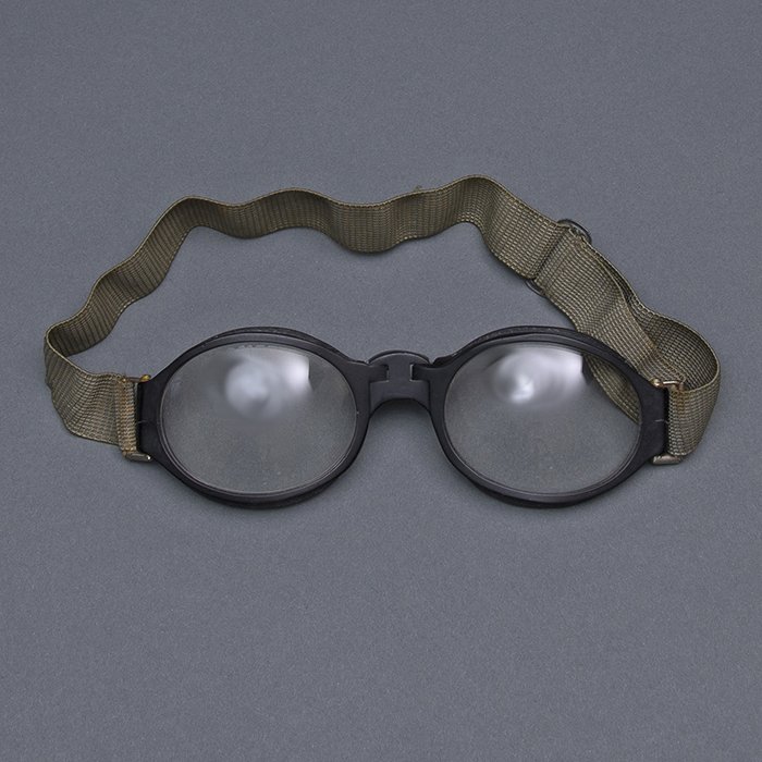 HUP58 Nitsche & Günther Splitterschutzbrille, third type with storage tin — image 4