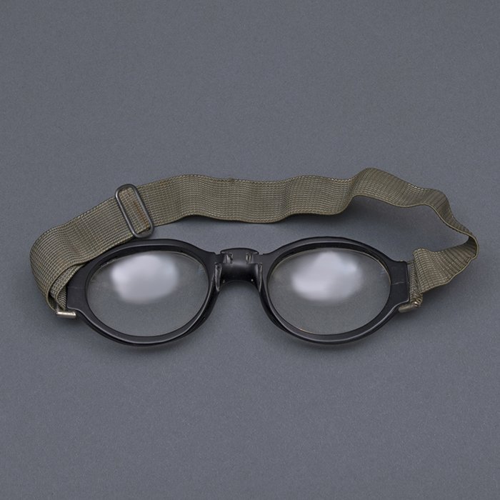 HUP58 Nitsche & Günther Splitterschutzbrille, third type with storage tin — image 6