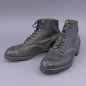 BAS14 Clean matched pair of wartime black leather work boots