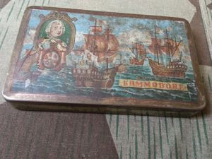 Kosmos Kommodore Cigarette Worn Tin