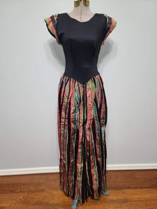 Gown with Colorful Skirt(B-30' W-22' H-full)