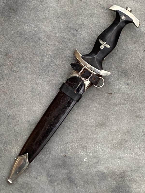 A PRIME EXAMPLE OF AN EARLY '33 SS DAGGER WITH ITS ORIGINAL VERTICAL HANGER.