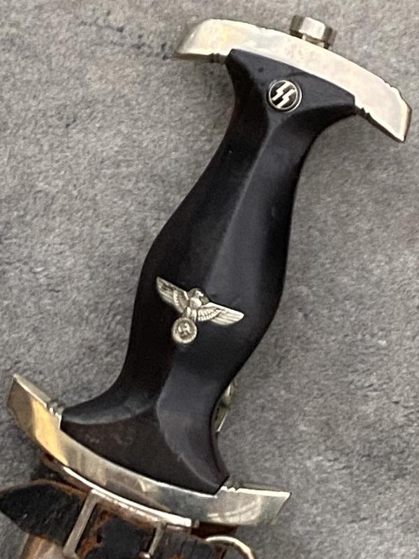 A PRIME EXAMPLE OF AN EARLY '33 SS DAGGER WITH ITS ORIGINAL VERTICAL HANGER. — image 3