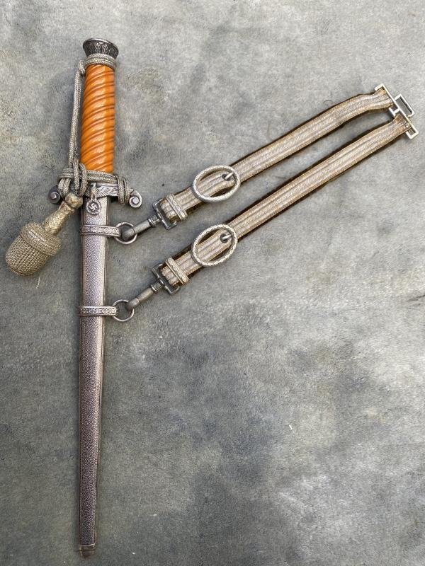 A RARE EARLY ARMY DAGGER WITH SLANT GRIP . PERSONALISED WITH ORIGINAL KNOT AND HANGERS. — image 2